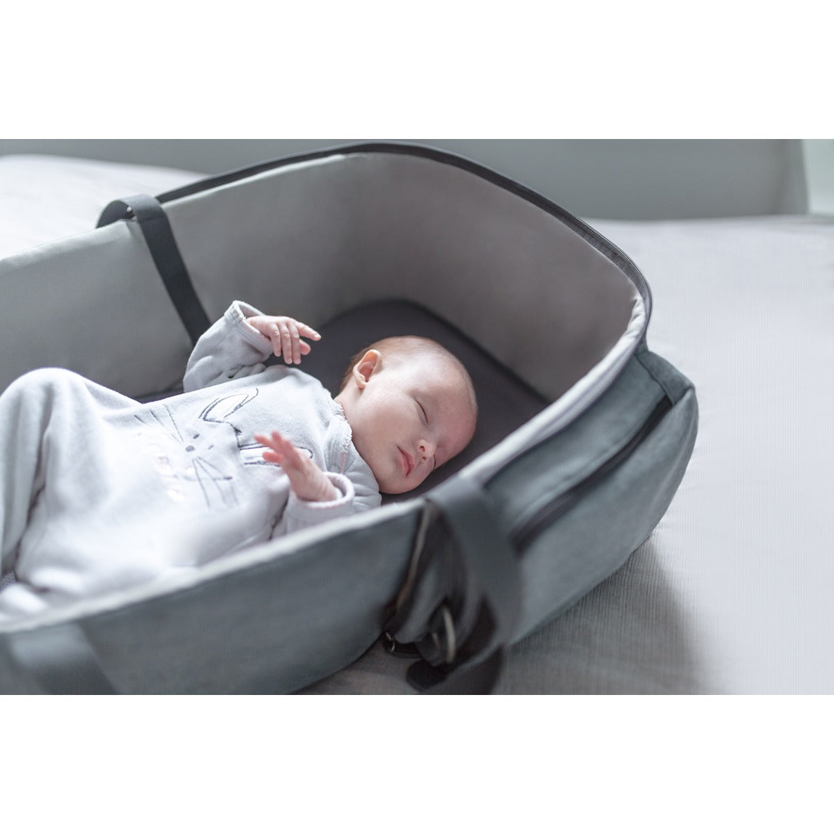 BabyMoov A043602 Travelnest Travel Cradle, Gray