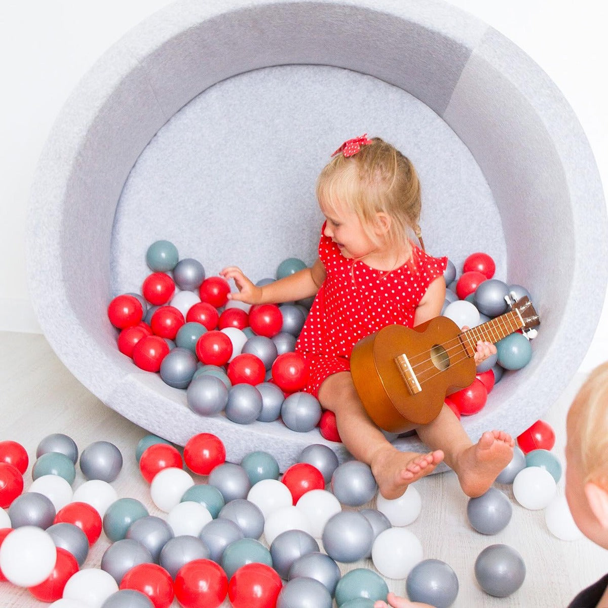 Ezzro Round Ball Pit - Velvet Grey Melange - 90X40 W100 Balls (White, Light Grey, Golden)