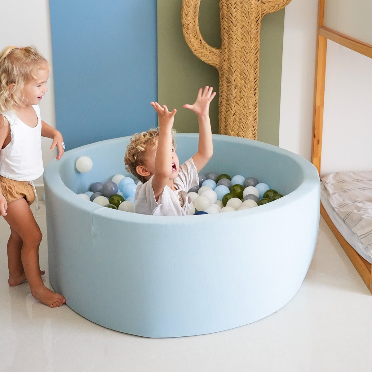 Ezzro Ezzro - Pale Blue - 120x50 - Round Ball Pit - With 200 Balls (Transparent, White, Silver, Light Grey)