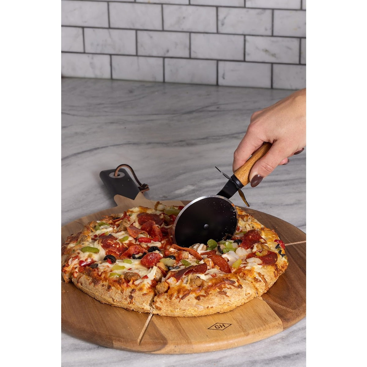 Gentlmens Hardware Pizza Cutter & Serving Board 15"