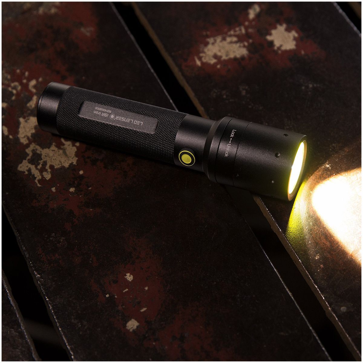 Ledlenser i9RI.2 flashlight gift box