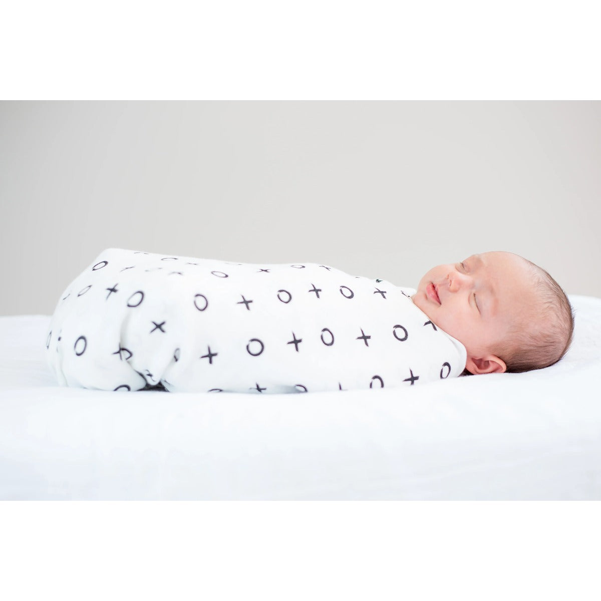 Lulujo Bamboo Swaddle - Hugs&Kisses