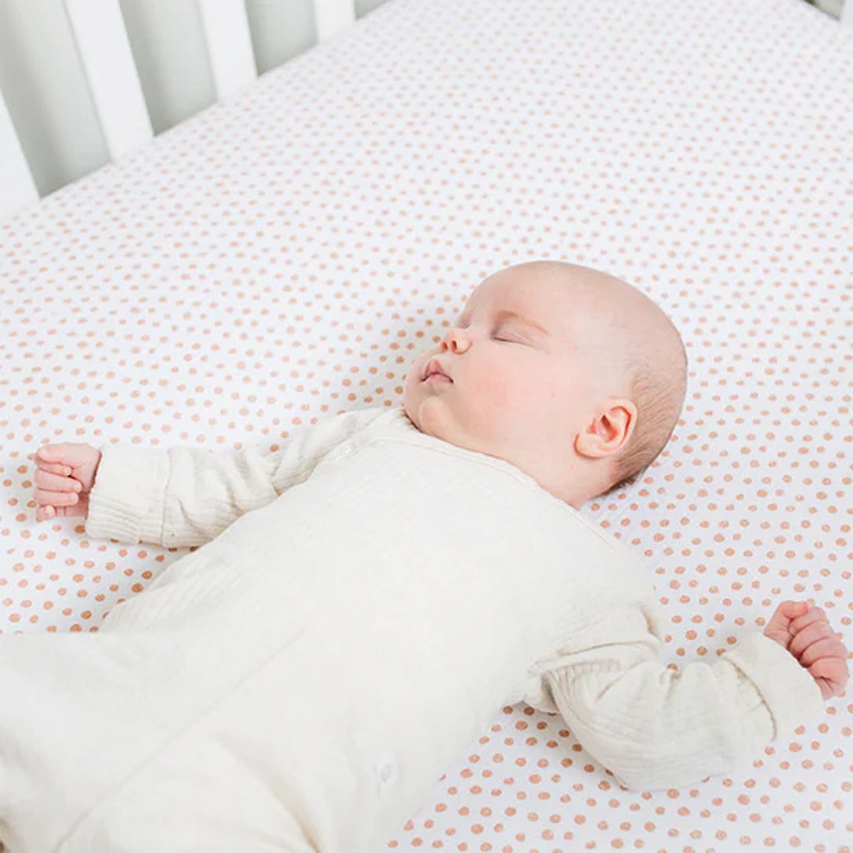 Lulujo Muslin Crib Sheet (135cm x 70cm) - Dots