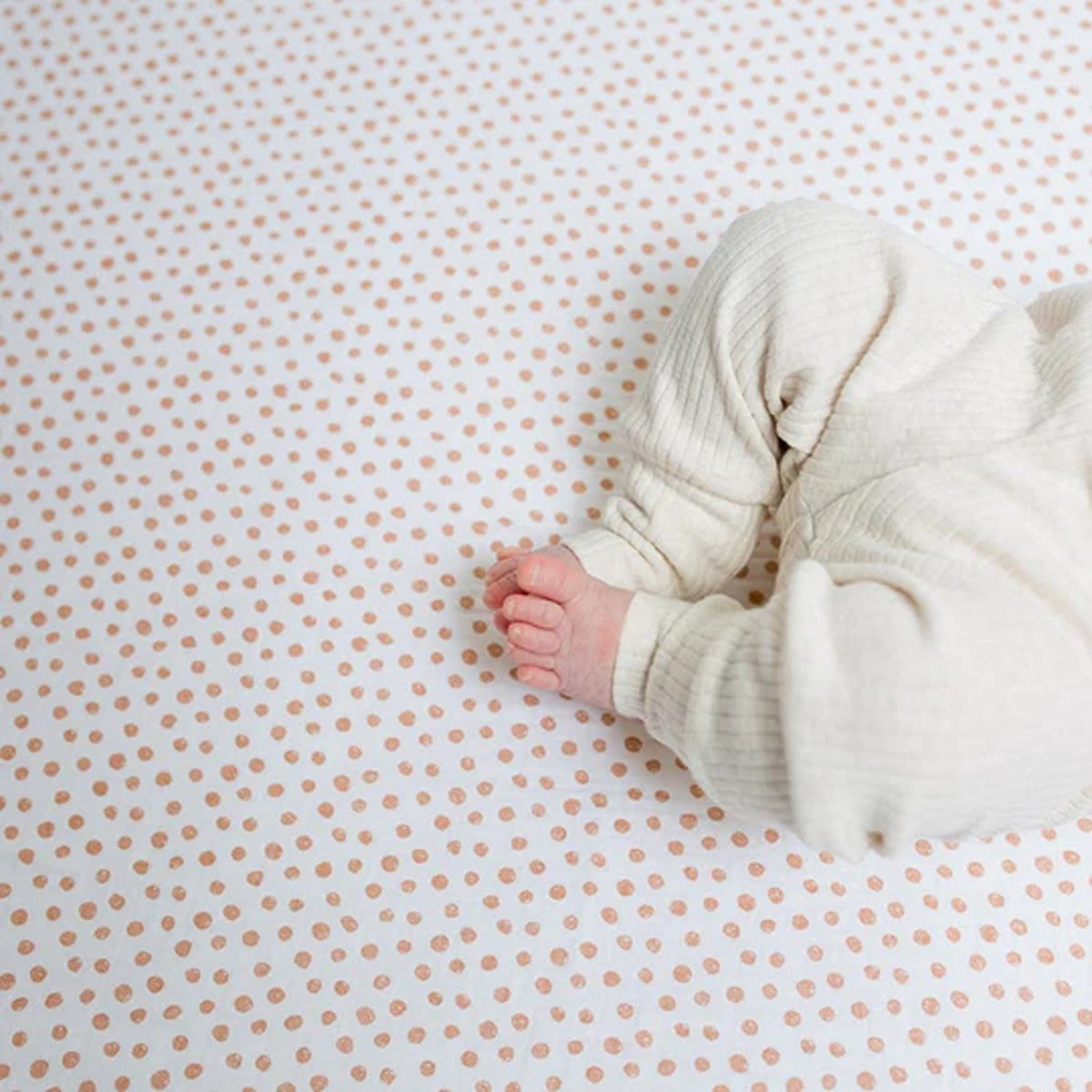Lulujo Muslin Crib Sheet (135cm x 70cm) - Dots