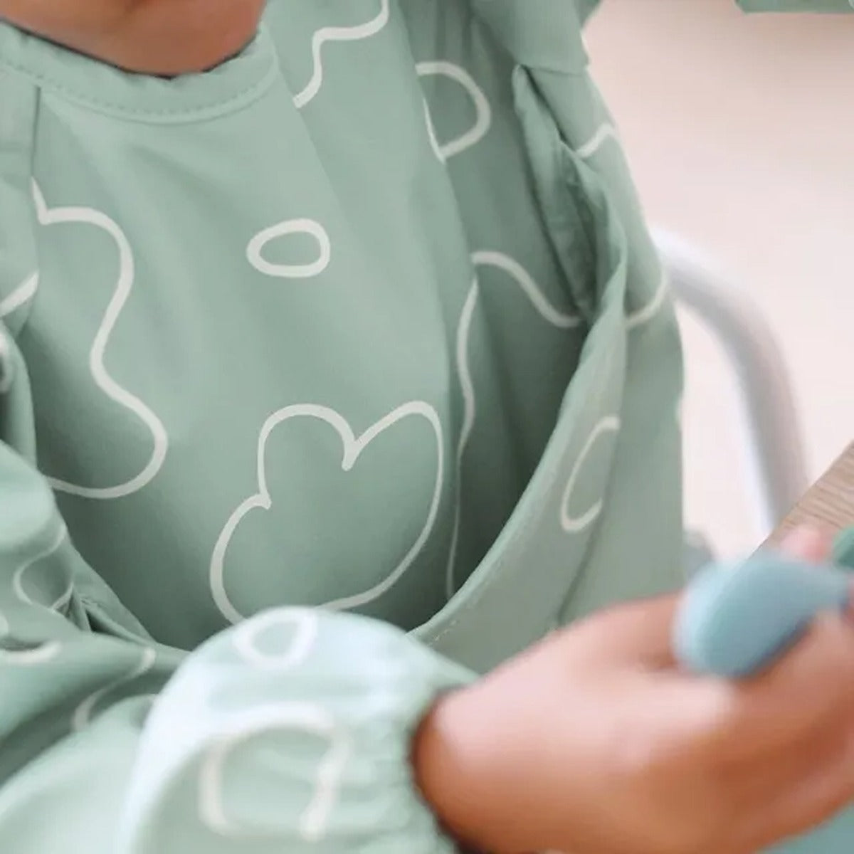 Beaba Beaba 2in1 Bib With Removable Sleeves Sage Green