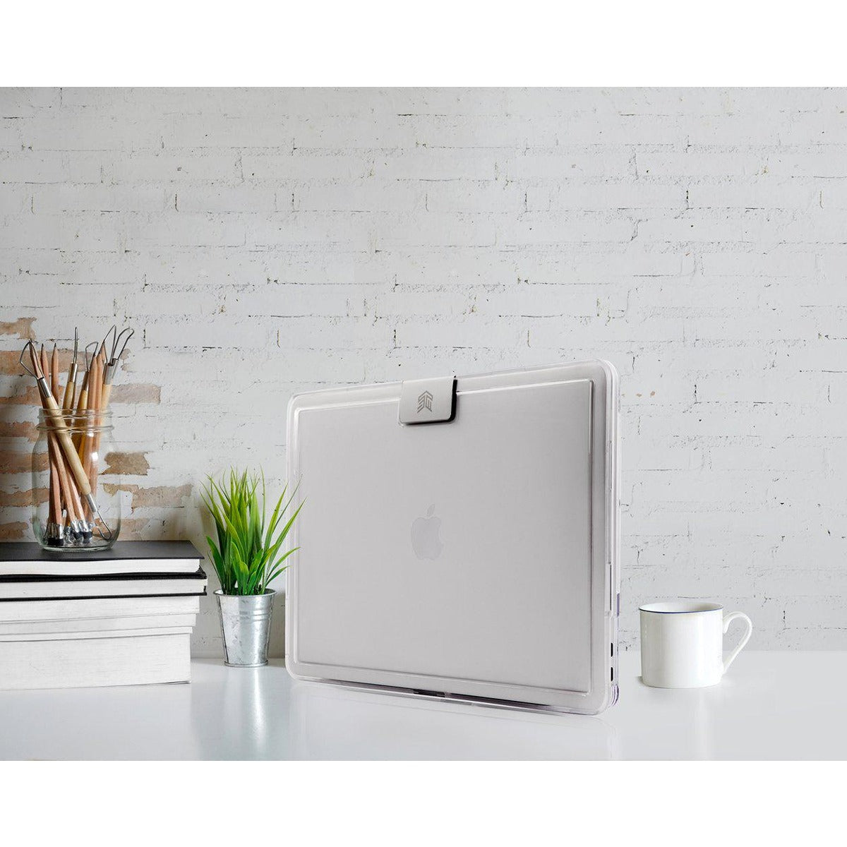 STM STM Hynt Sturdy Sophisticated Case Touchbar Clear for Macbook Pro 15