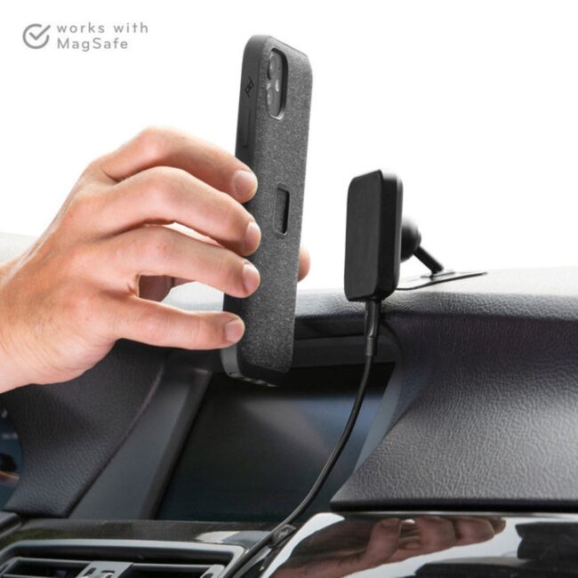1-LIGHTBOX-Car-Mount-Charging-01-mag_c187ca1b-1d3e-457c-b437-4a386f57b8a8