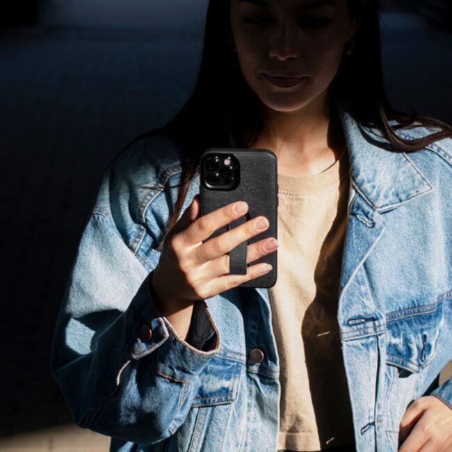 1-LIGHTBOX-Case-Loop-iPhone-Lifestyle-03 1-LIGHTBOX-Case-Loop-iPhone-Lifestyle-03