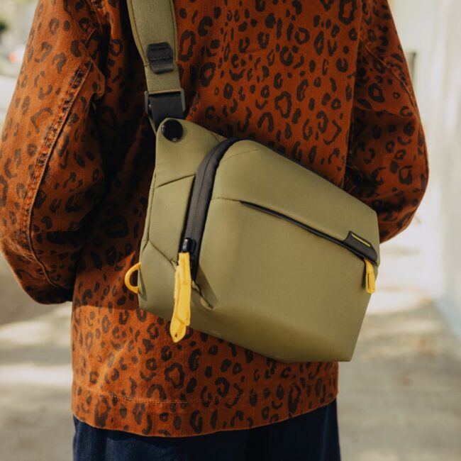 Everyday-Sling-3L-kelp-lifestyle-159A0202 Everyday-Sling-3L-kelp-lifestyle-159A0202