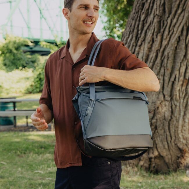 Everyday-Tote-15L-ocean-lifestyle-159A1410 Everyday-Tote-15L-ocean-lifestyle-159A1410