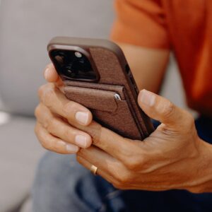 PeakDesign-StandWallet-159A1442-web_db2f6e9d-1d09-4a8f-8ce3-b0fadd61a114