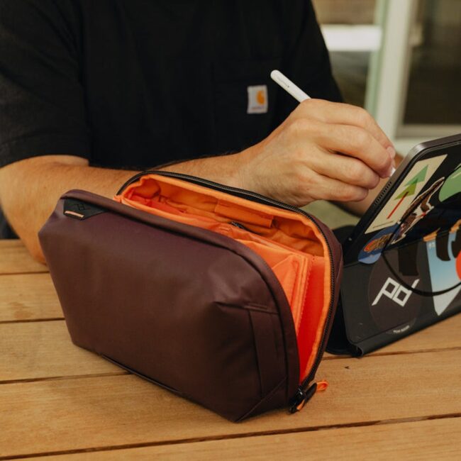 Tech-Pouch-Eclipse-lifestyle-159A0401 Tech-Pouch-Eclipse-lifestyle-159A0401